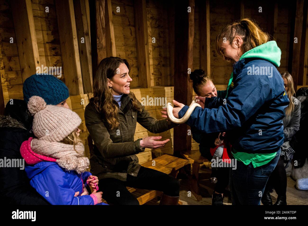 Der Herzogin von Cambridge wird eine Maisschlange namens Sophie während eines Besuchs der Ark Open Farm in Newtownards in der Nähe von Belfast übergeben, wo sie sich mit Eltern und Großeltern traf, um ihre Erfahrungen mit der Erziehung von Kleinkindern für ihre Frühkindliche Umfrage zu besprechen. PA Foto. Bilddatum: Mittwoch, 12. Februar 2020. Siehe PA Story ROYAL Kate. Der Lichtbildkredit sollte lauten: Liam McBurney/PA Wire Stockfoto