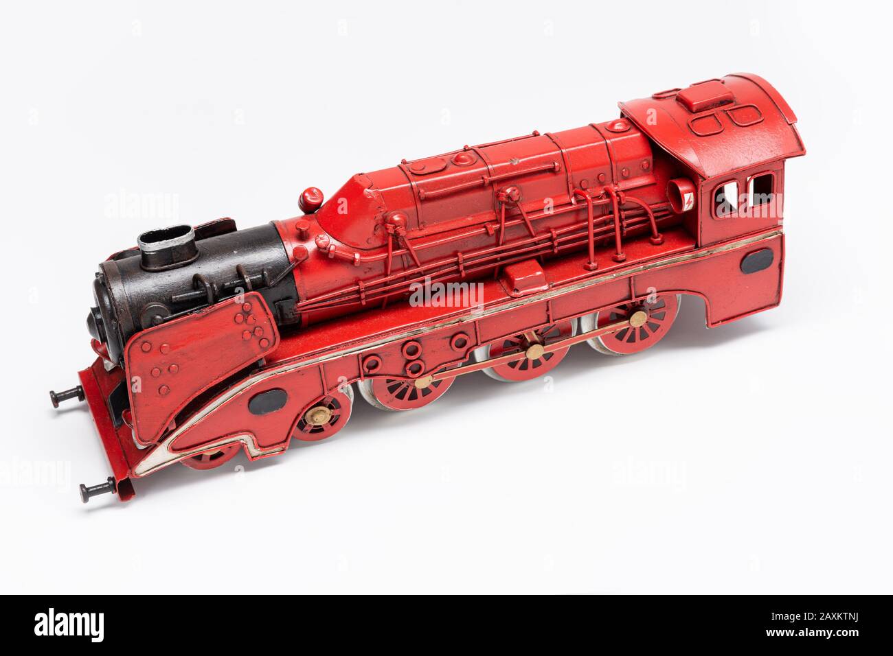 Altes Blechspielzeug für Zugmaschinen isoliert auf weiß Stockfoto