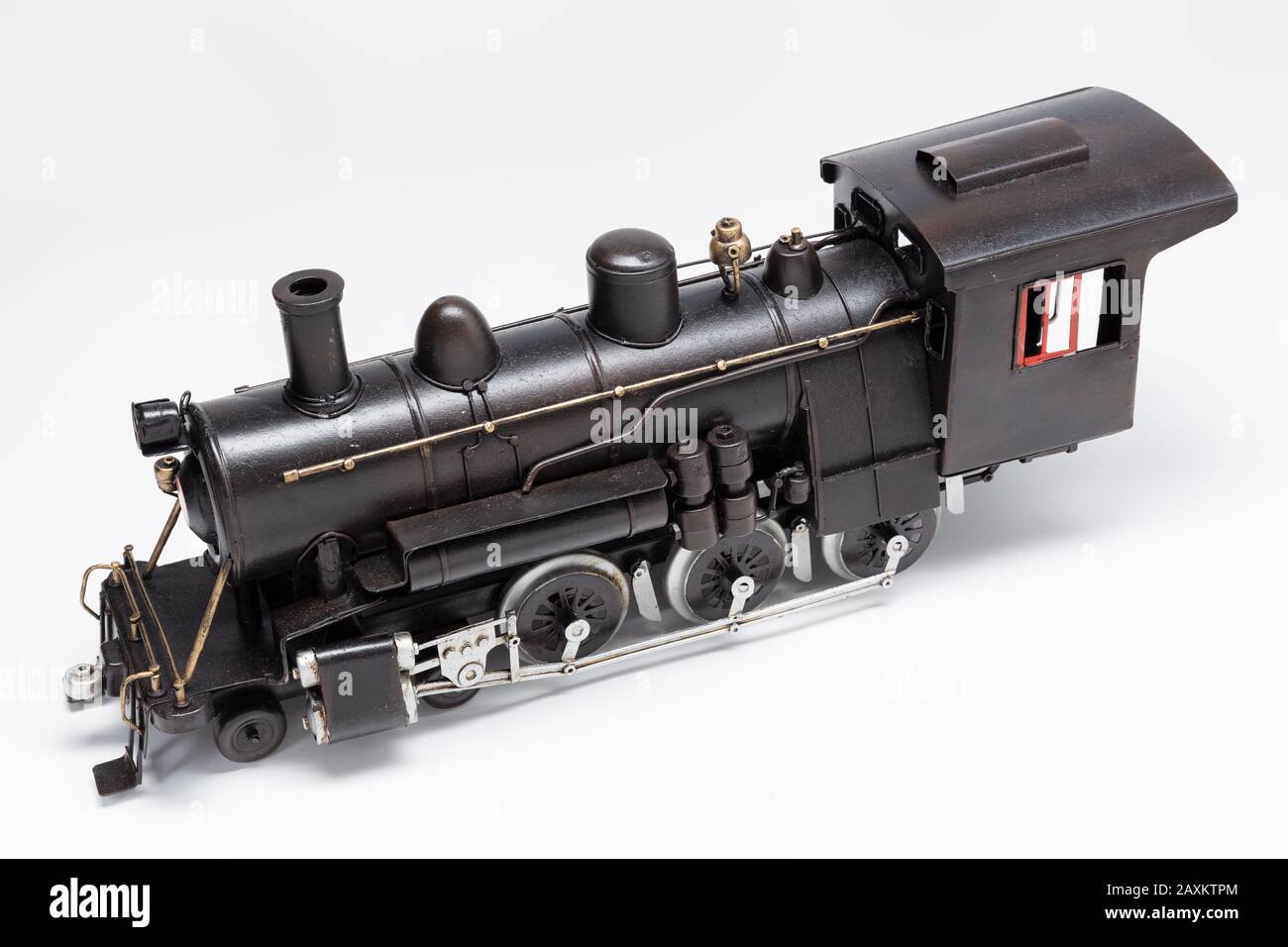 Altes Blechspielzeug für Zugmaschinen isoliert auf weiß Stockfoto