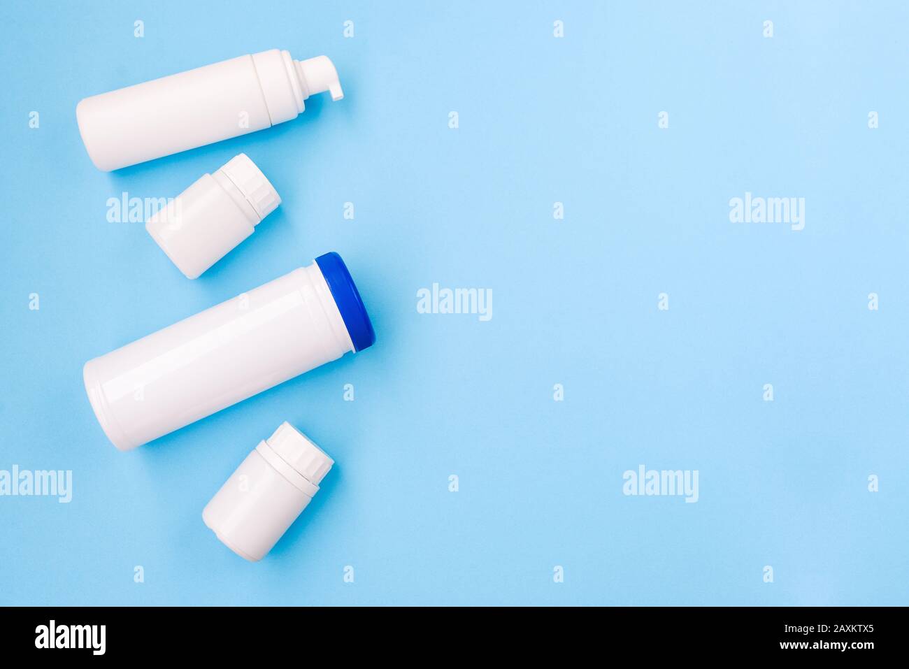 Satz weißer kosmetischer Produkte auf weichem blauem Hintergrund. Eine Reihe von Behältern für Kosmetika. Weibliche Körperpflege. Stockfoto