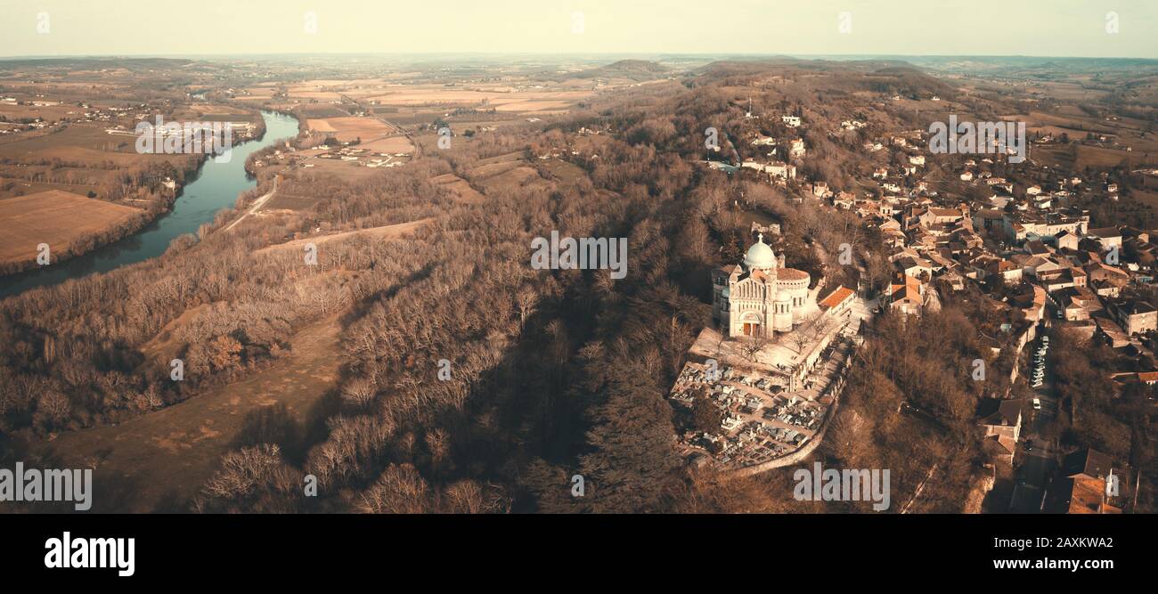 LOT-ET-GARONNE PENNE D'AGENNAIS, LUFTBILD UNSERER FRAU VON PEYRAGUDE, GEBÄUDE IM STIL VON ROMANO BYZANTIN Stockfoto