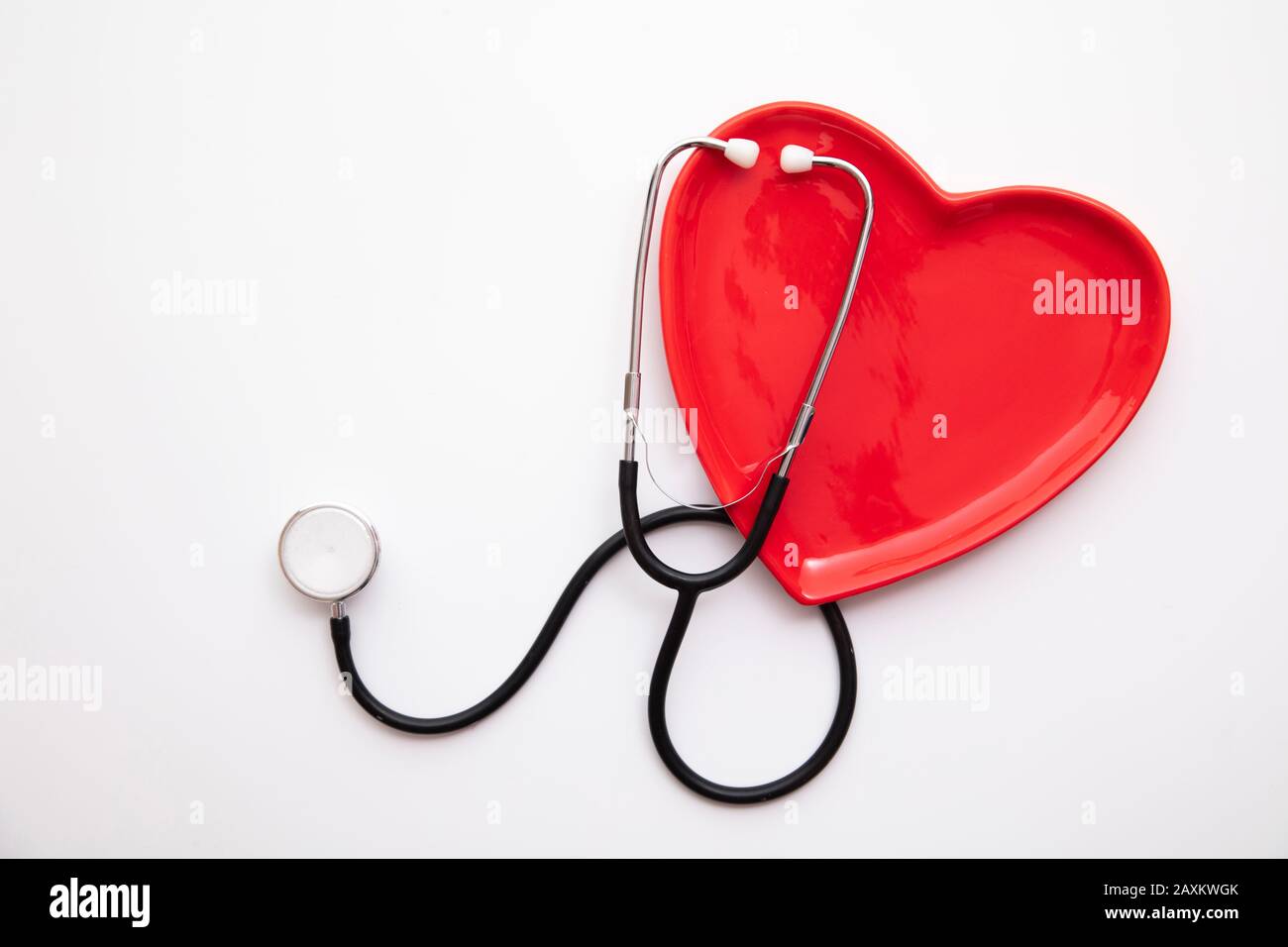 Rote Herzform mit Stethoskop. Gesundes Herzkonzept Stockfoto