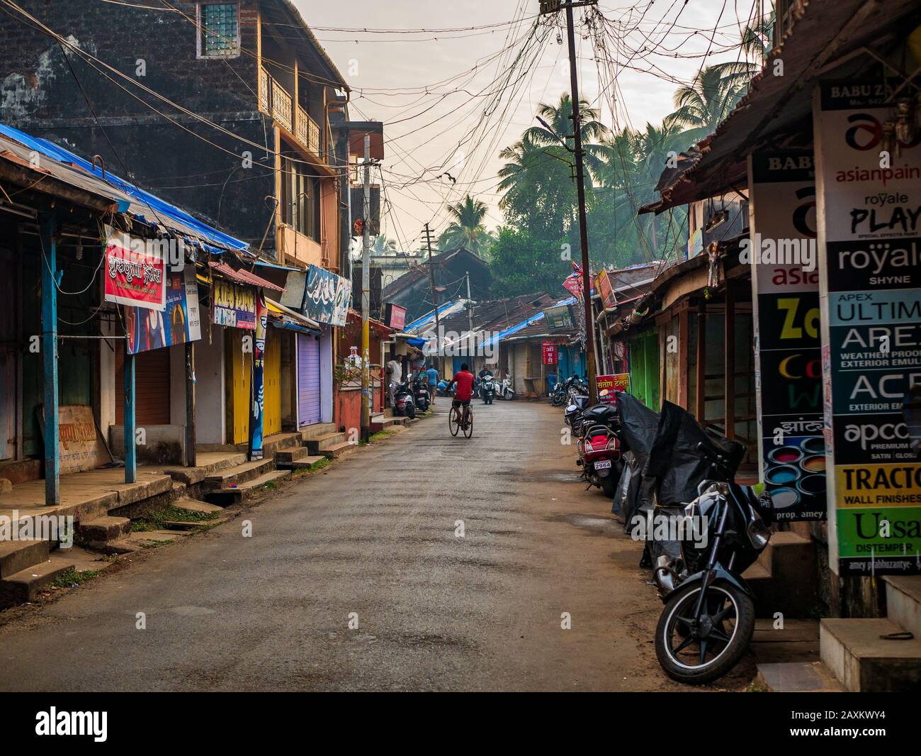 Malvan, Indien - 24. Dezember 2019: Lokale kleine Straße eines Dorfes in Maharashtra mit Geschäften auf beiden Seiten der Straße Stockfoto