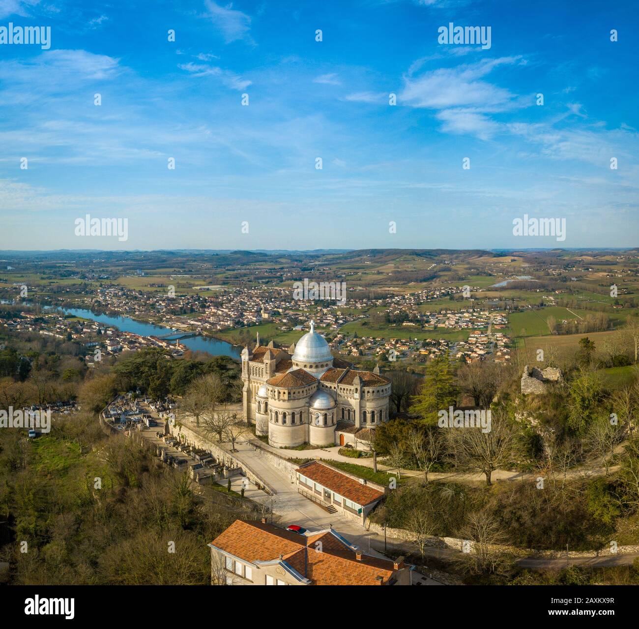 LOT-ET-GARONNE PENNE D'AGENNAIS, LUFTBILD UNSERER FRAU VON PEYRAGUDE, GEBÄUDE IM STIL VON ROMANO BYZANTIN Stockfoto