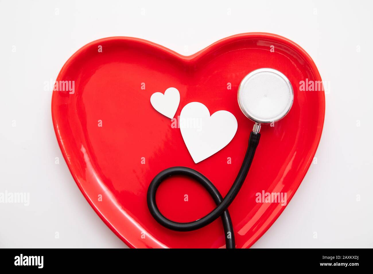 Rote Herzform mit Stethoskop. Gesundes Herzkonzept Stockfoto