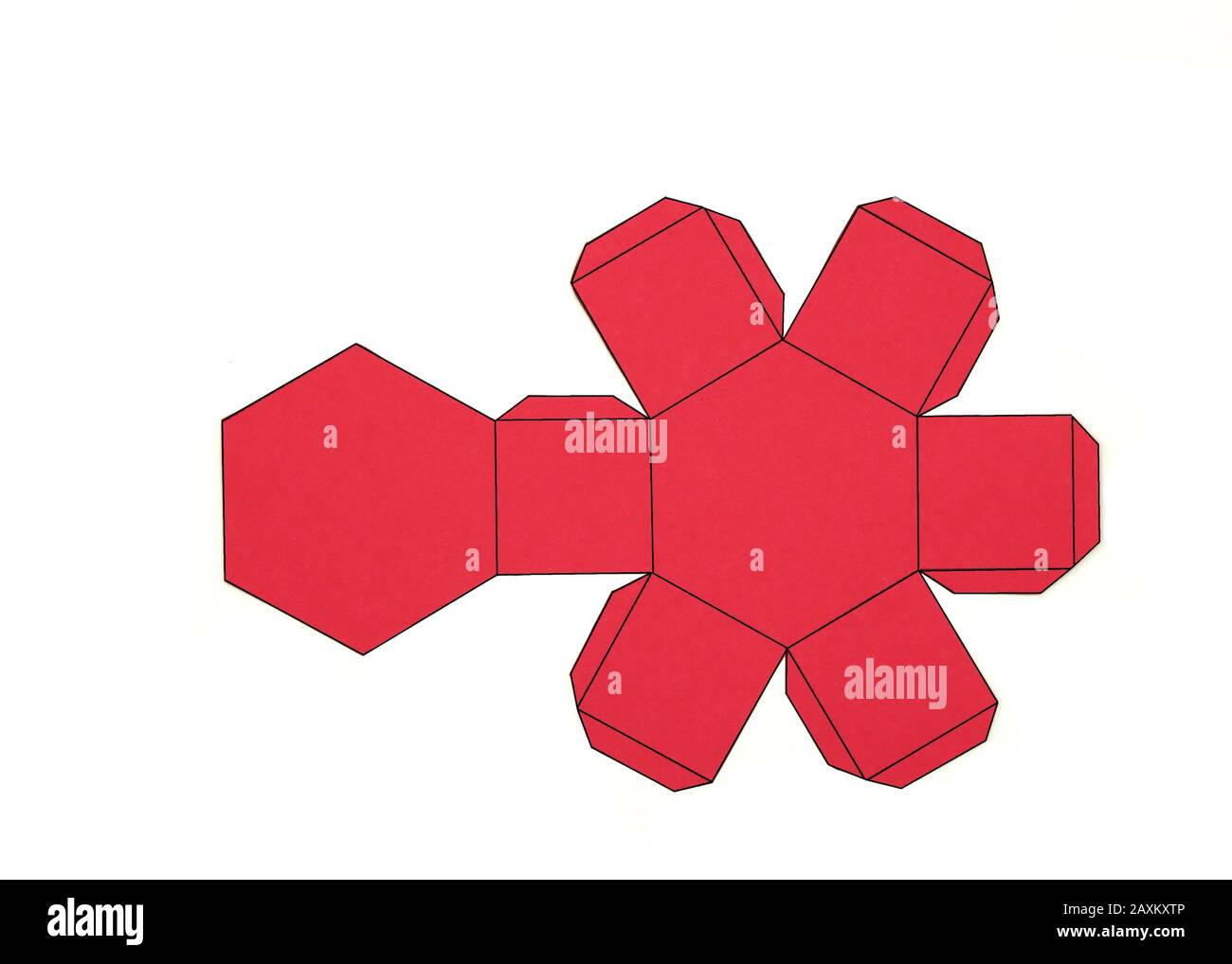 Geometrische Form aus Papier geschnitten und auf grauem Hintergrund fotografiert.Geometrienetz aus Sechseckigem Prisma. 2-dimensionale Form, die zu einem gefaltet werden kann Stockfoto