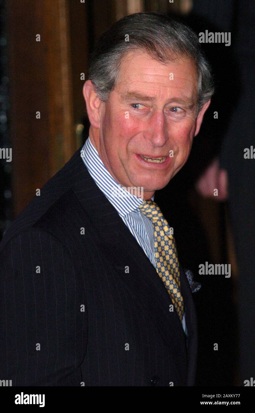 Prinz Charles verlässt Goldsmiths Hall in der City of London, am Tag, an dem Clarence House verkündet, dass der Prince of Wales und Frau Parker Bowles am Freitag, den 8. April in Windsor Castle in einer Zivilfeier heiraten werden. Auf die Hochzeit folgt ein Gottesdienst mit dem Gebet und der Widmung in der St. George's Chapel, bei dem der Erzbischof von Canterbury den Vorsitz führen wird. Stockfoto