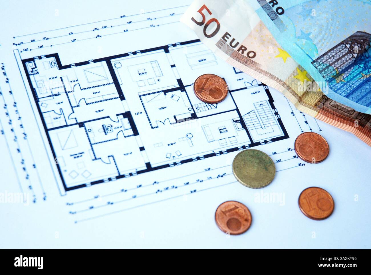Grundriss eines Gebäudes mit Euro-Geld- und Münzsymbol Stockfoto