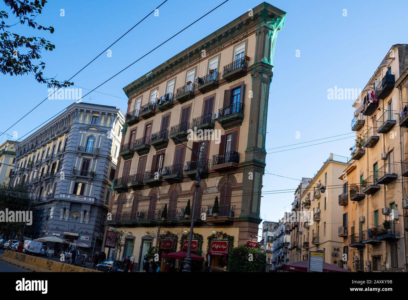 Außenansicht eines Wohnblocks am Corso Umberto I im Historischen Zentrum von Neapel, Italien Stockfoto