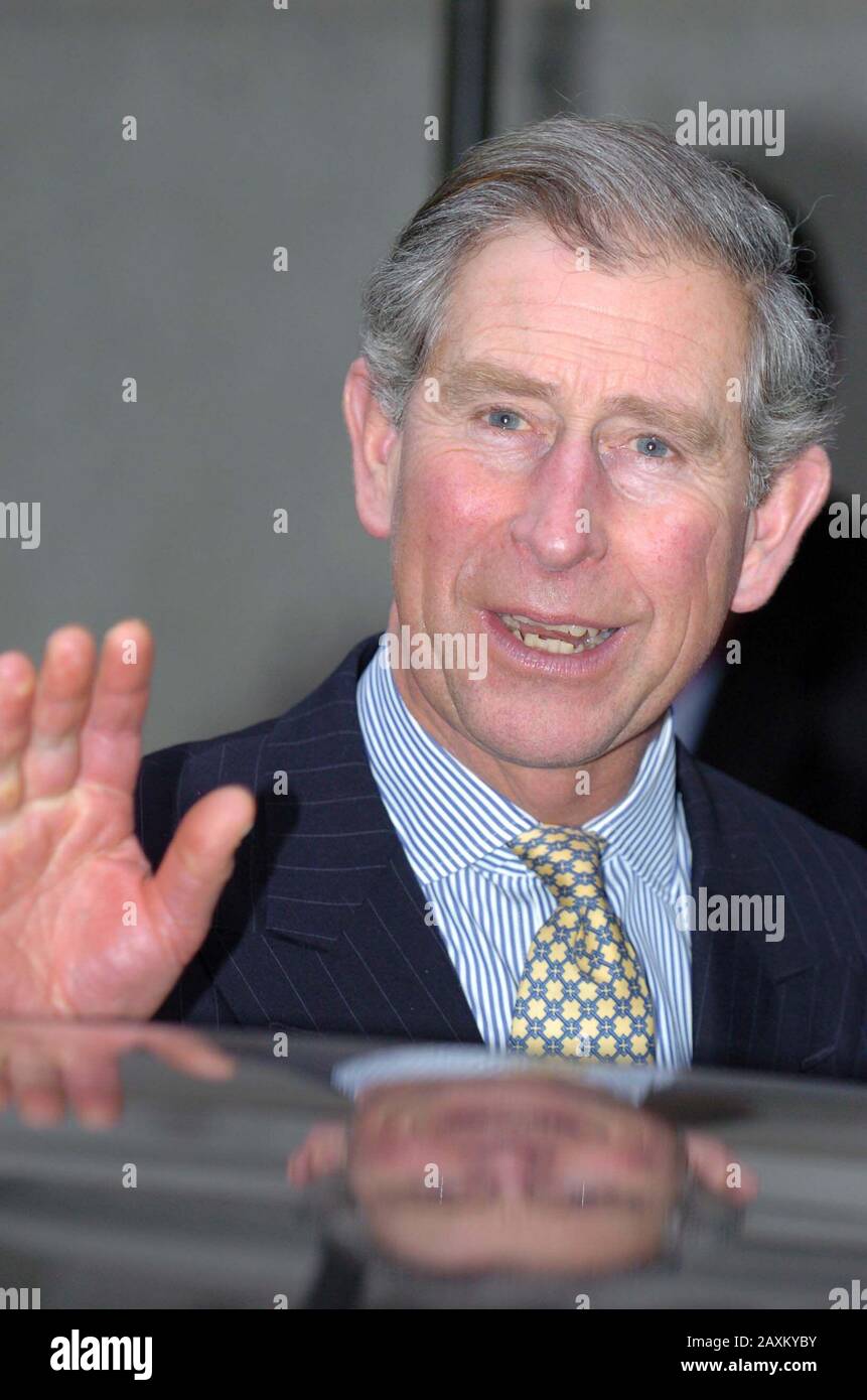 Prinz Charles verlässt Goldsmiths Hall in der City of London, am Tag, an dem Clarence House verkündet, dass der Prince of Wales und Frau Parker Bowles am Freitag, den 8. April in Windsor Castle in einer Zivilfeier heiraten werden. Auf die Hochzeit folgt ein Gottesdienst mit dem Gebet und der Widmung in der St. George's Chapel, bei dem der Erzbischof von Canterbury den Vorsitz führen wird. Stockfoto