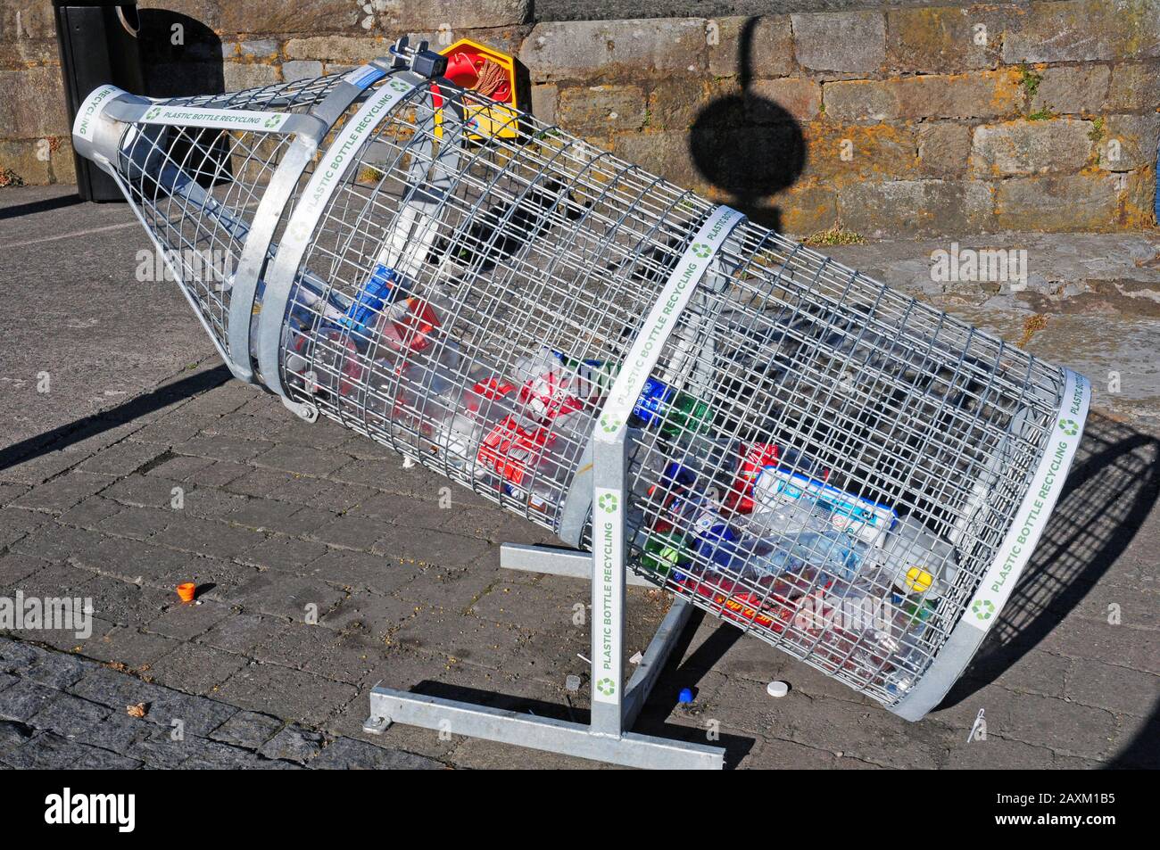 Flaschenbank für Kunststoffflaschenrecycling. Dungarvan. Stockfoto