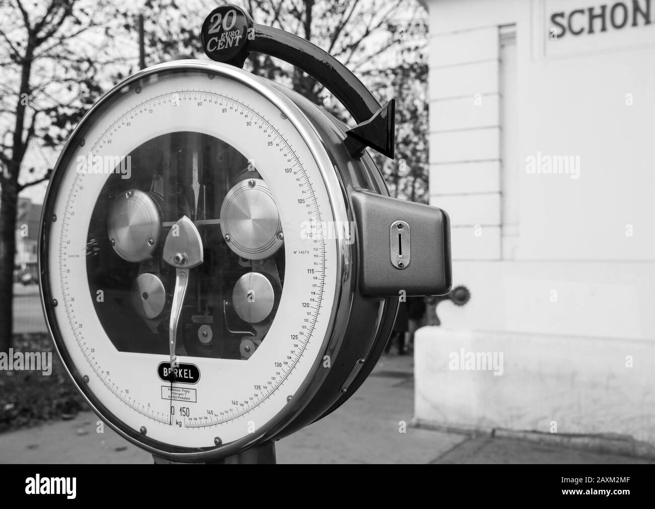 Wien, Österreich - 3. November 2015: Vintage-Lohnwaage im Freien auf der Straße der europäischen Stadt. Schwarz-weiß-stilisiertes Foto im Retro-Stil Stockfoto