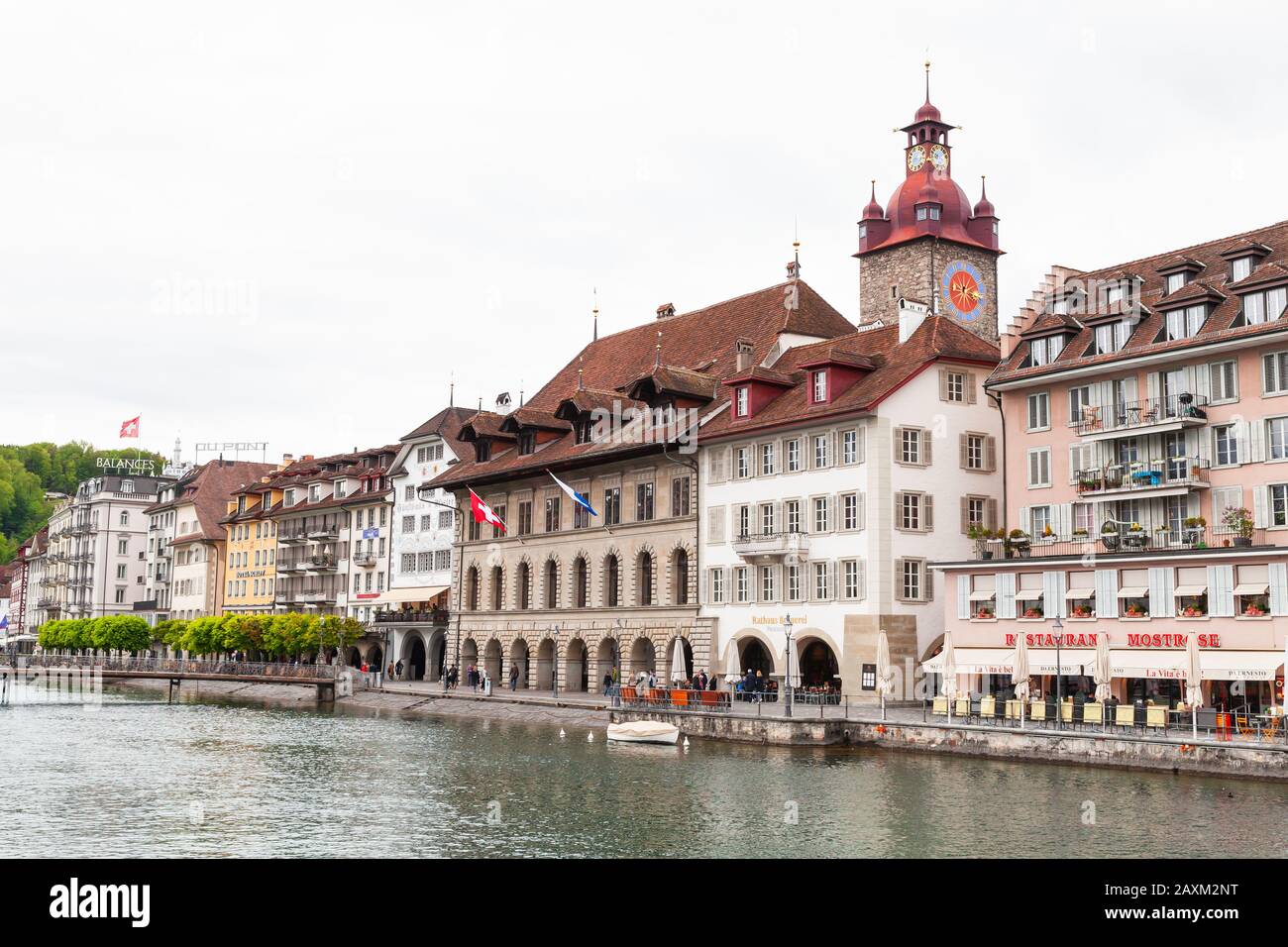 Luzerner, Schweiz - 7. Mai 2017: Luzerner Altstadt mit Rathausuhr. Normale Leute gehen auf die Straße Stockfoto