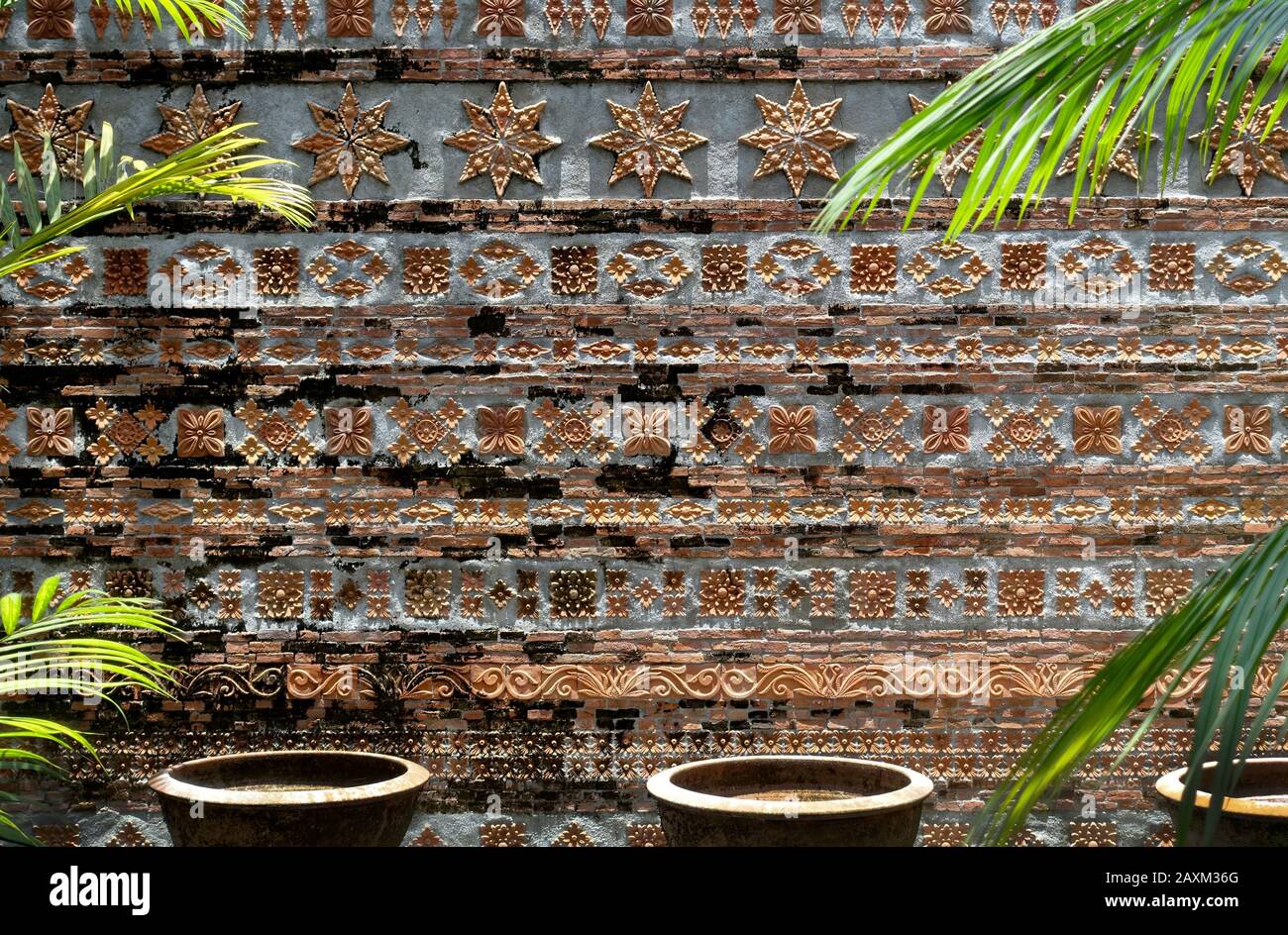 Ugo Bigyan's Pottery Garden in Tiaong, Quezon ist ein Töpfergarten, Restaurant, eine Kunstgalerie und ein Werkstatt-Studio. Es ist offen für Töpferklassen. Stockfoto