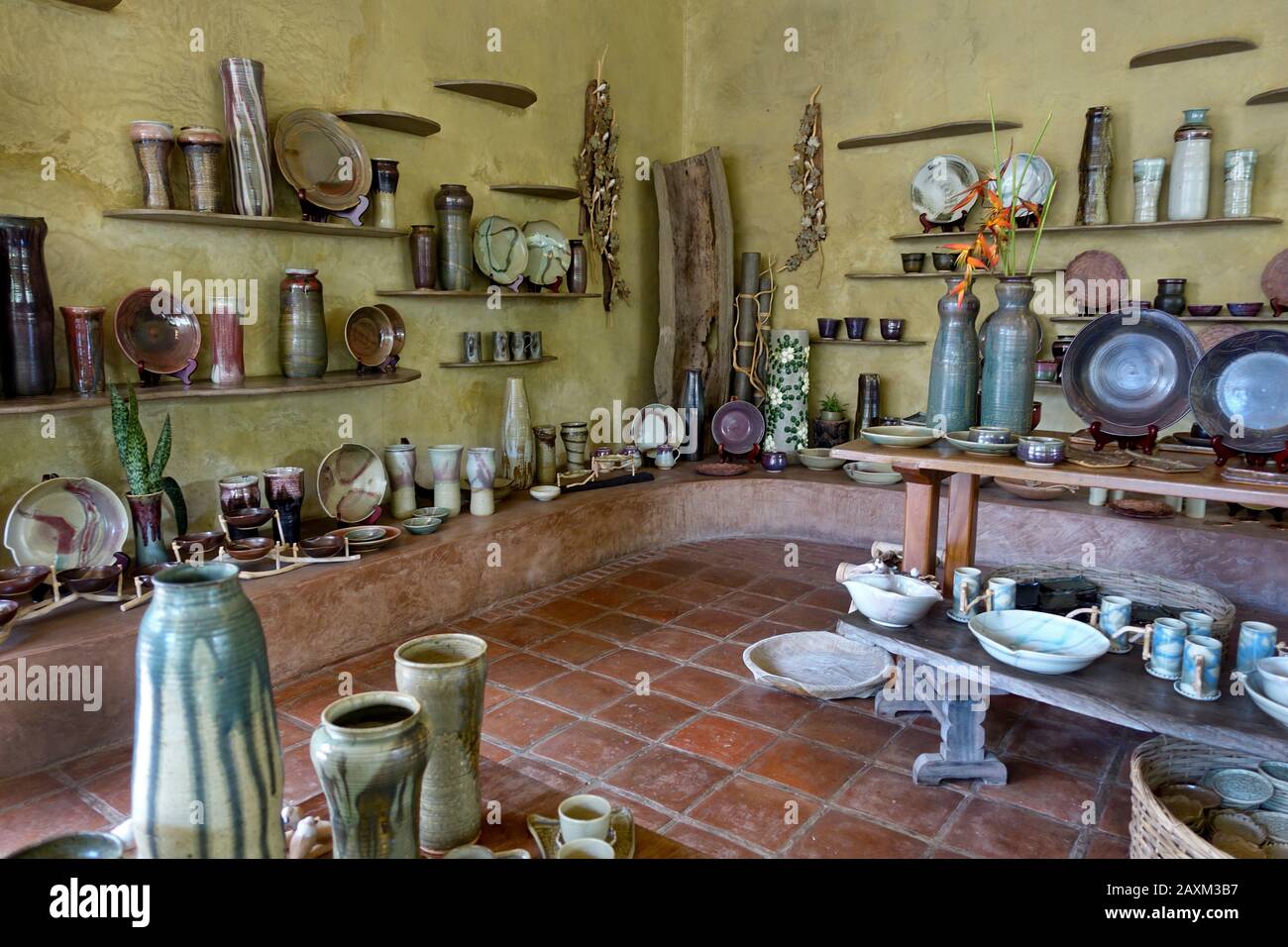 Ugo Bigyan's Pottery Garden in Tiaong, Quezon ist ein Töpfergarten, Restaurant, eine Kunstgalerie und ein Werkstatt-Studio. Es ist offen für Töpferklassen. Stockfoto