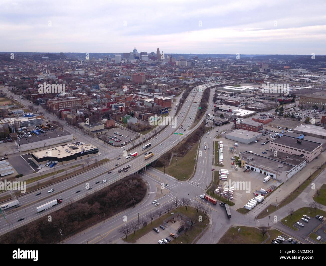Interstate I-75 Drohnenantenne im Stadtzentrum von Cincinnati Ohio USA Stockfoto