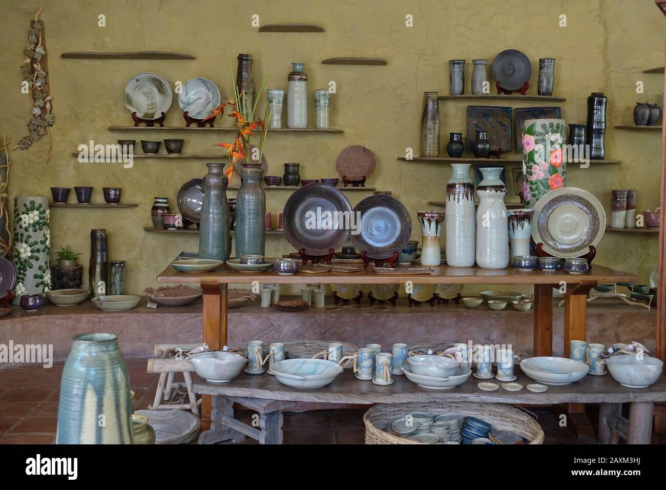 Ugo Bigyan's Pottery Garden in Tiaong, Quezon ist ein Töpfergarten, Restaurant, eine Kunstgalerie und ein Werkstatt-Studio. Es ist offen für Töpferklassen. Stockfoto