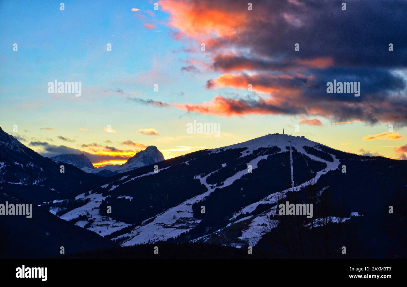 Der Himmel hat fantastische Farben bei diesem Sonnenuntergang in den Bergen Stockfoto