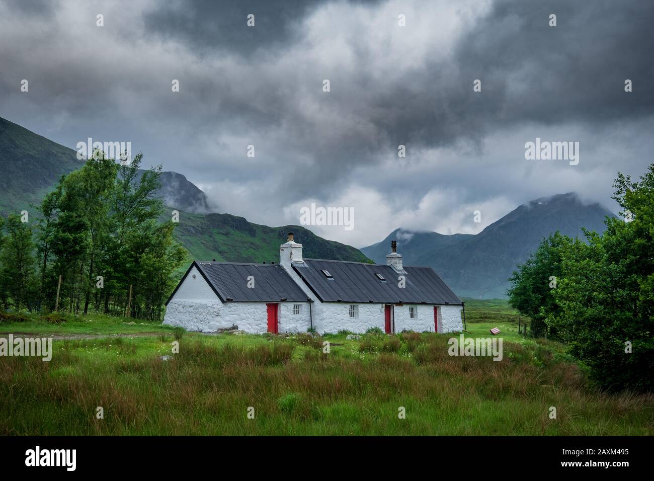 Black Rock Cottage in Glen Coe an einem stürmischen Tag in Schottland Stockfoto
