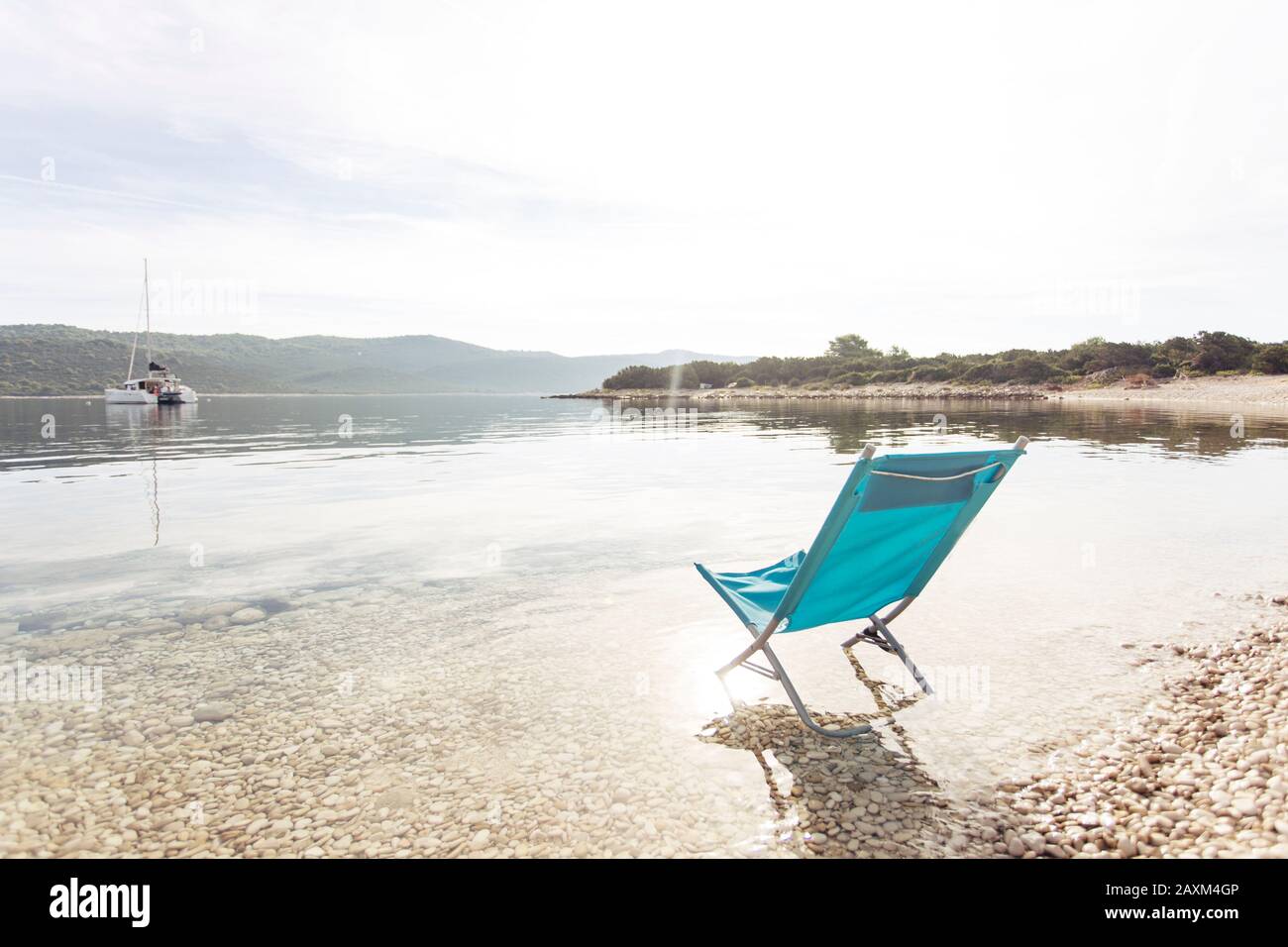 Liegestuhl an einem Strand von Veli Rat (Dugi Otok), Kroatien Stockfoto