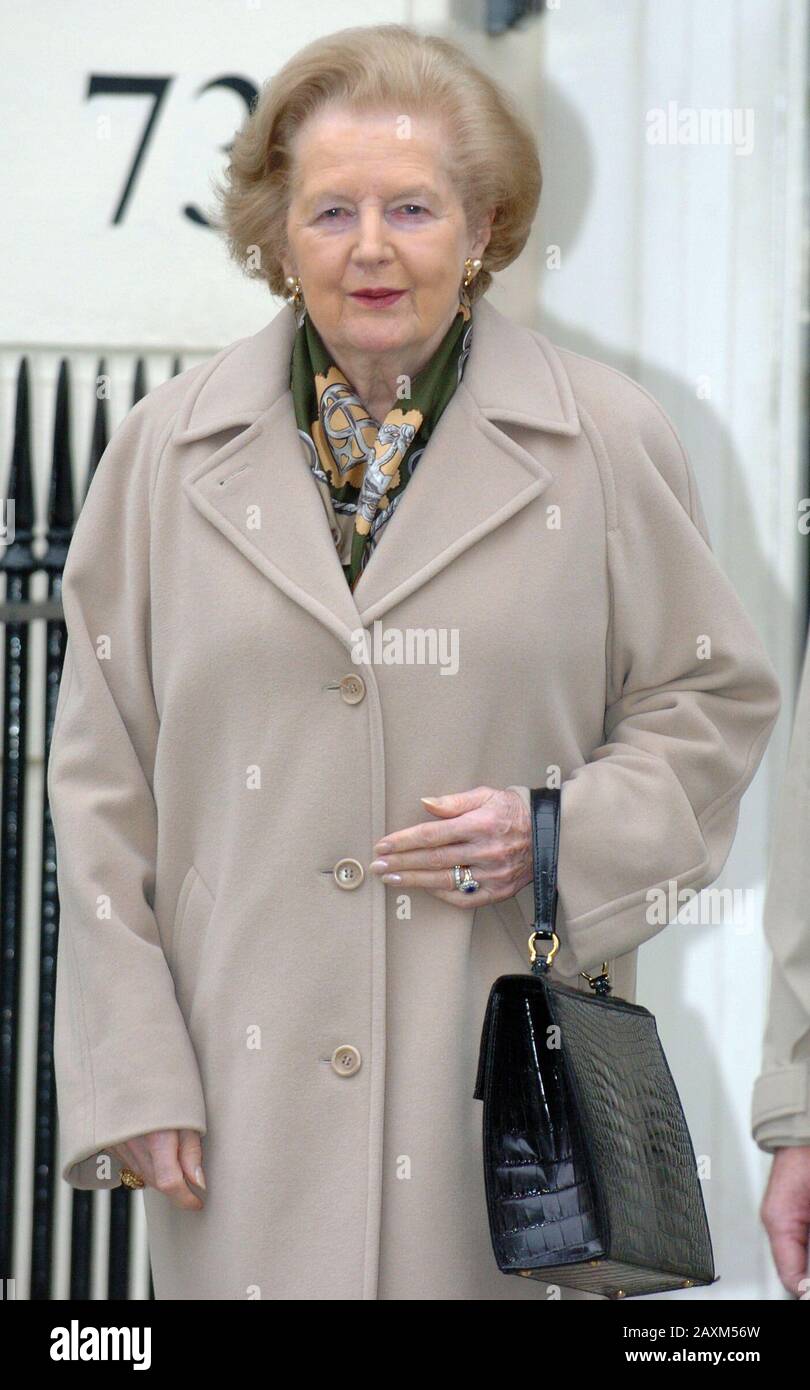 Die ehemalige Premierministerin Baroness Thatcher verließ 2005 in London das Haus. Stockfoto