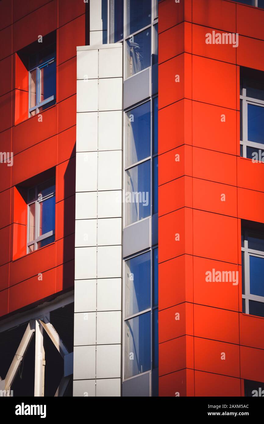 Fassade, Vorderseite des Hauses rot und grau im High-Tech-Stil verschiedene Details an einem sonnigen Tag Stockfoto