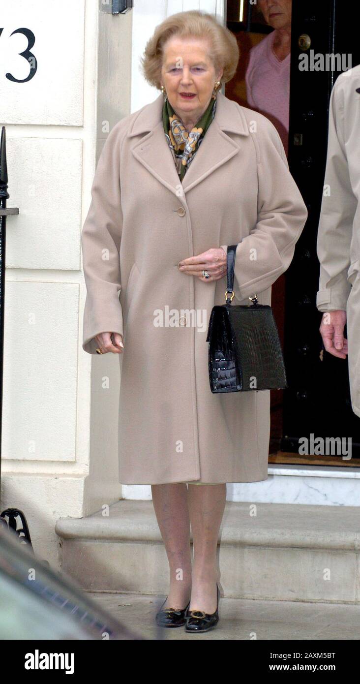 Die ehemalige Premierministerin Baroness Thatcher verließ 2005 in London das Haus. Stockfoto