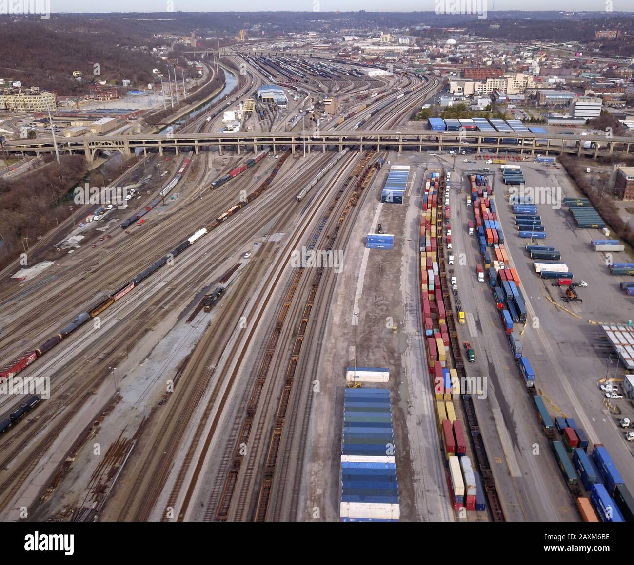 Drohne Luftcontainer LKW-Ladebahn Bahnhof Cincinnati Ohio Stockfoto