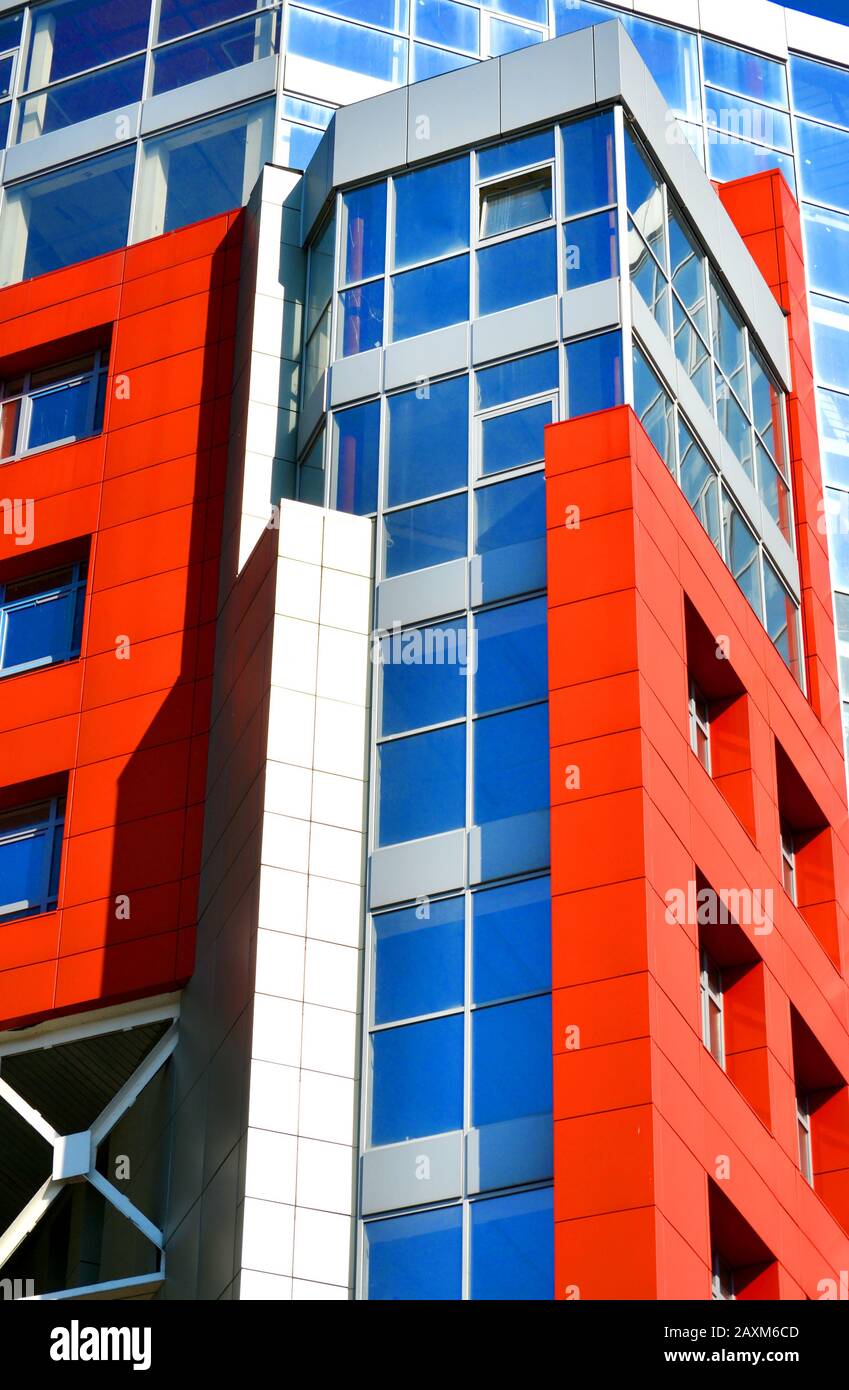 Rote, blaue Wände eines modernen Gebäudes. Teil der Fassade des Gebäudes im Stil eines High-Tech-Winkels Stockfoto