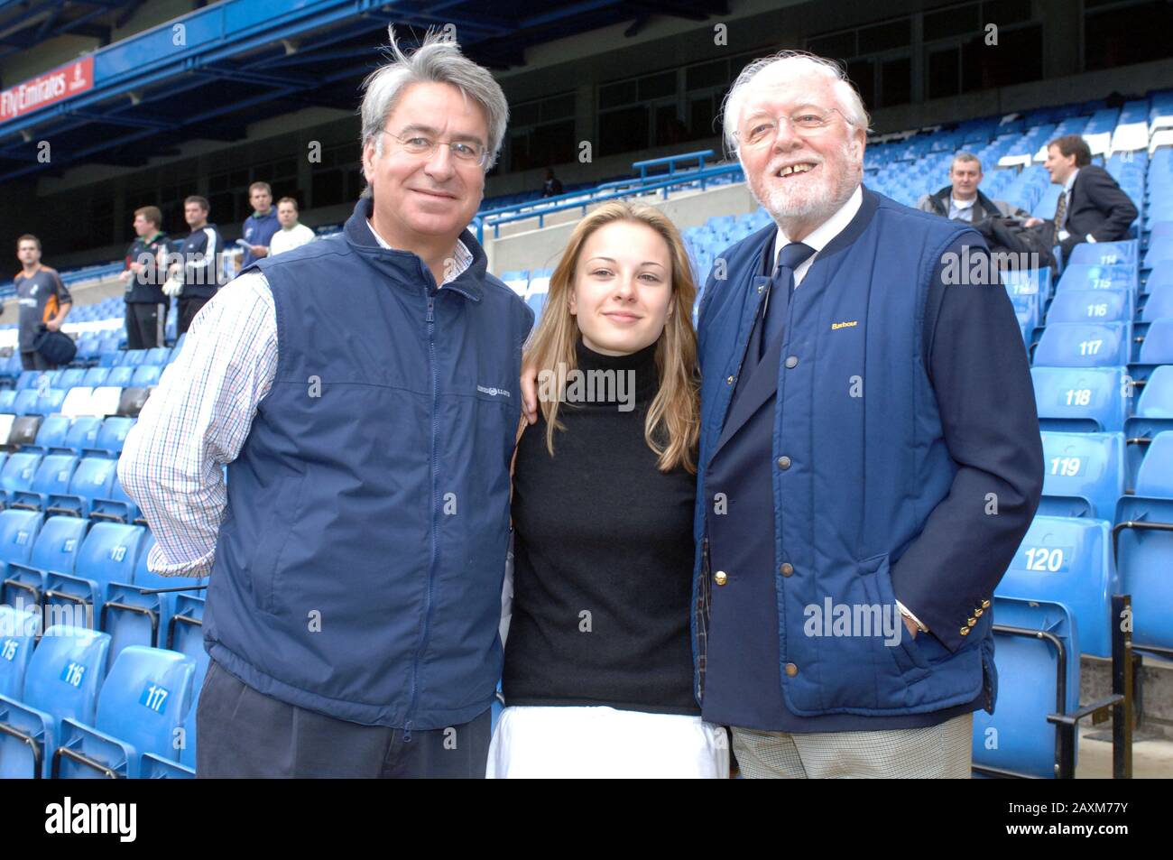 Mike Holland, Sohn von Lord Richard Attenborough, der seine Frau und seine Tochter im Tsunami vom Boxing Day verlor, war hier mit Lord Attenborough und seiner überlebenden Tochter Alice beim Turnier der Charity Football Oil Aid beim FC Chelsea im Jahr 2005 zu sehen. Stockfoto