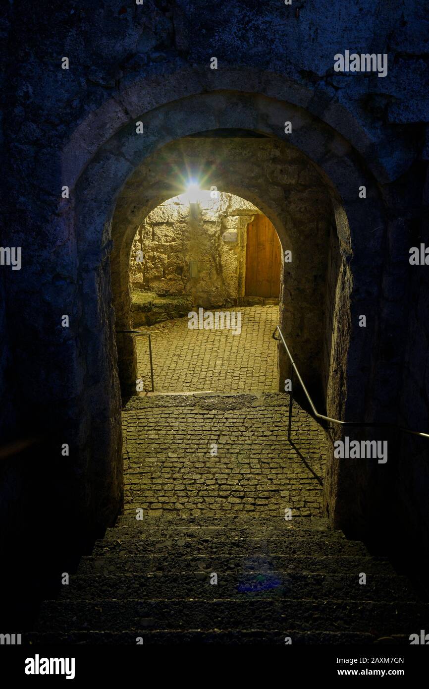 Deutschland, Bayern, Oberbayern, Burghausen, Burg, dunkle Treppe durch die Burg, Abende, Licht Stockfoto