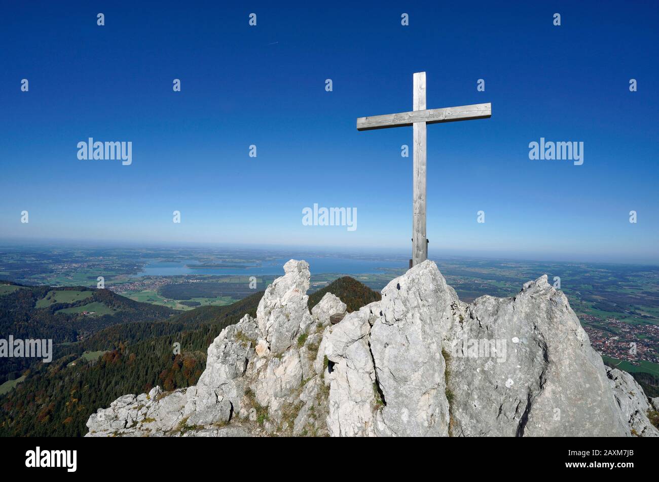 Deutschland, Bayern, Oberbayern, Chiemgau, Marquartstein, Chiemgauer Alpen, Gipfel des Friedenrath (1432 m) im Wandergebiet Hochplatte, Chiemse Stockfoto