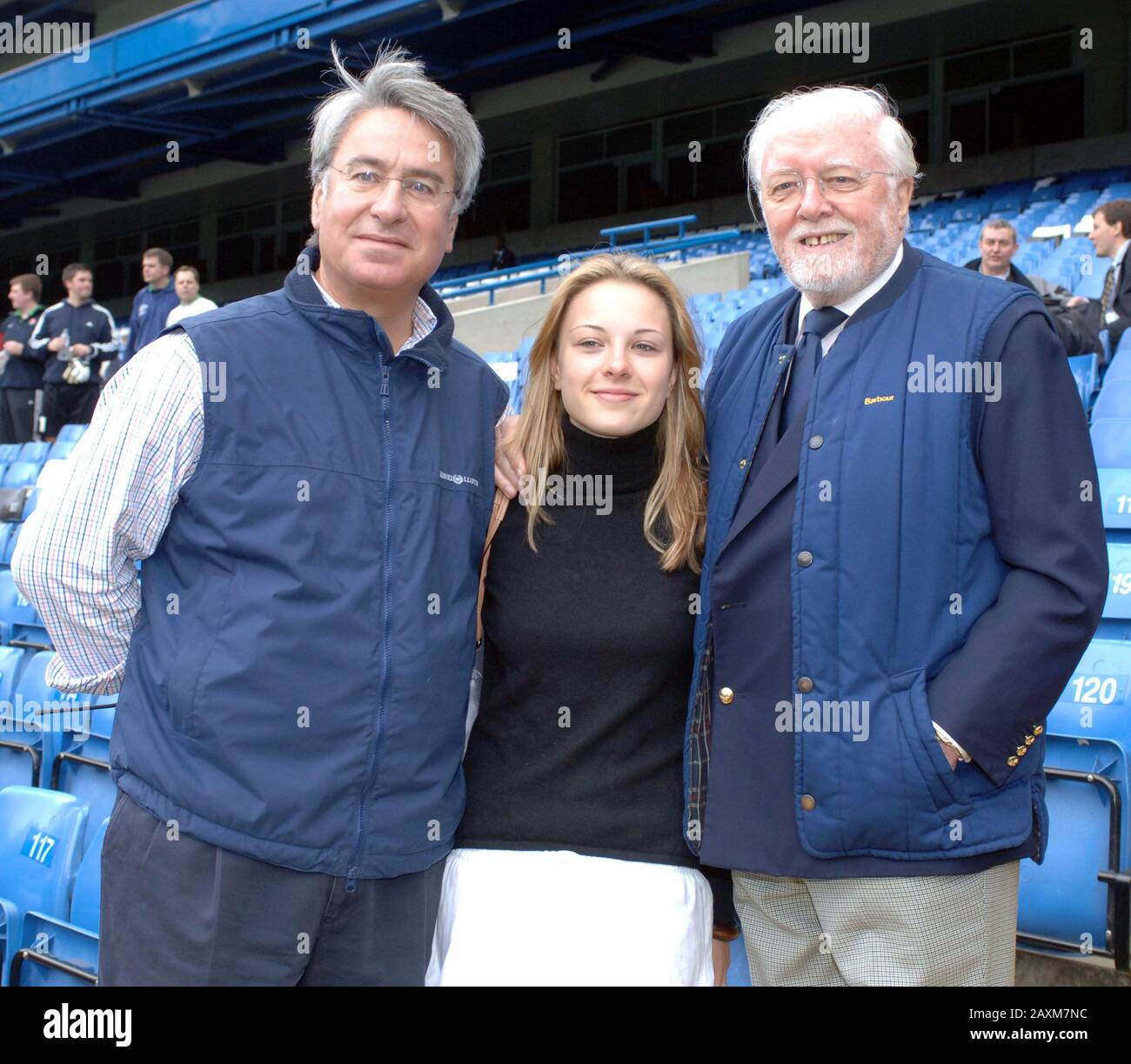 Mike Holland, Sohn von Lord Richard Attenborough, der seine Frau und seine Tochter im Tsunami vom Boxing Day verlor, war hier mit Lord Attenborough und seiner überlebenden Tochter Alice beim Turnier der Charity Football Oil Aid beim FC Chelsea im Jahr 2005 zu sehen. Stockfoto