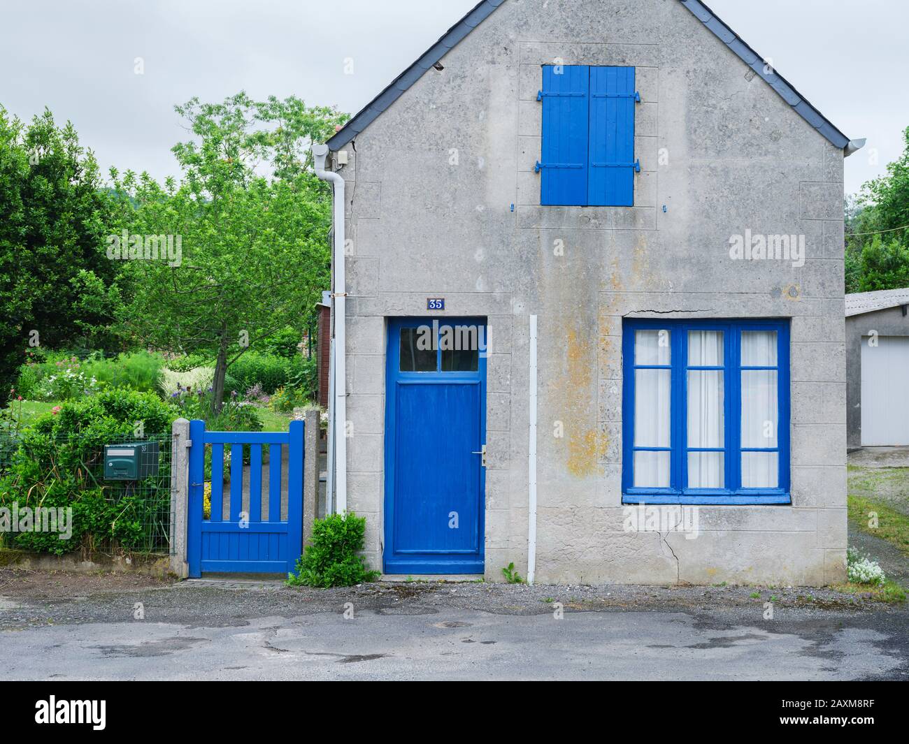 Frankreich, Bretagne, Le Faou, verlassene Wohnanlage Stockfoto