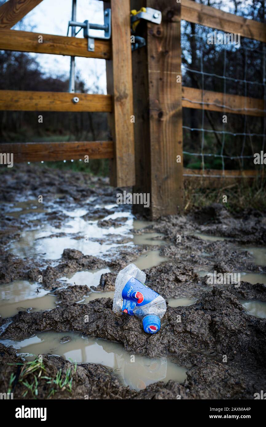 Plastikflasche mit alkoholfreien Getränken, die auf einem Fußweg im Forest of Dean, Gloucestershire entsorgt wurde. Stockfoto