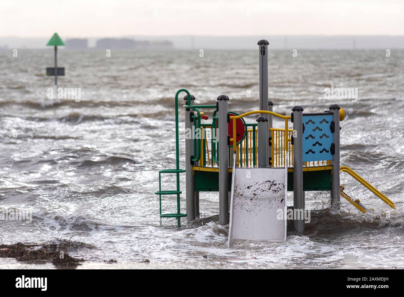 Rutsche auf dem Spielplatz, die während der Flut von Sturmfluten nach dem Sturm Ciara in Southend on Sea, Essex UK von Überschwemmungen heimgesucht wurde. Überfluteter Spielbereich unter Wasser Stockfoto