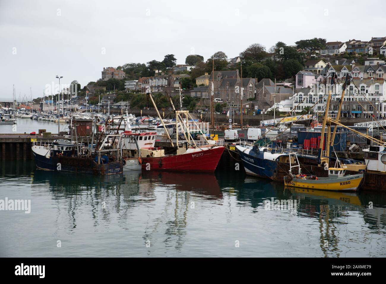 Fischerboote im Hafen von Brixham, einem der größten Fischerhäfen Großbritanniens. Stockfoto