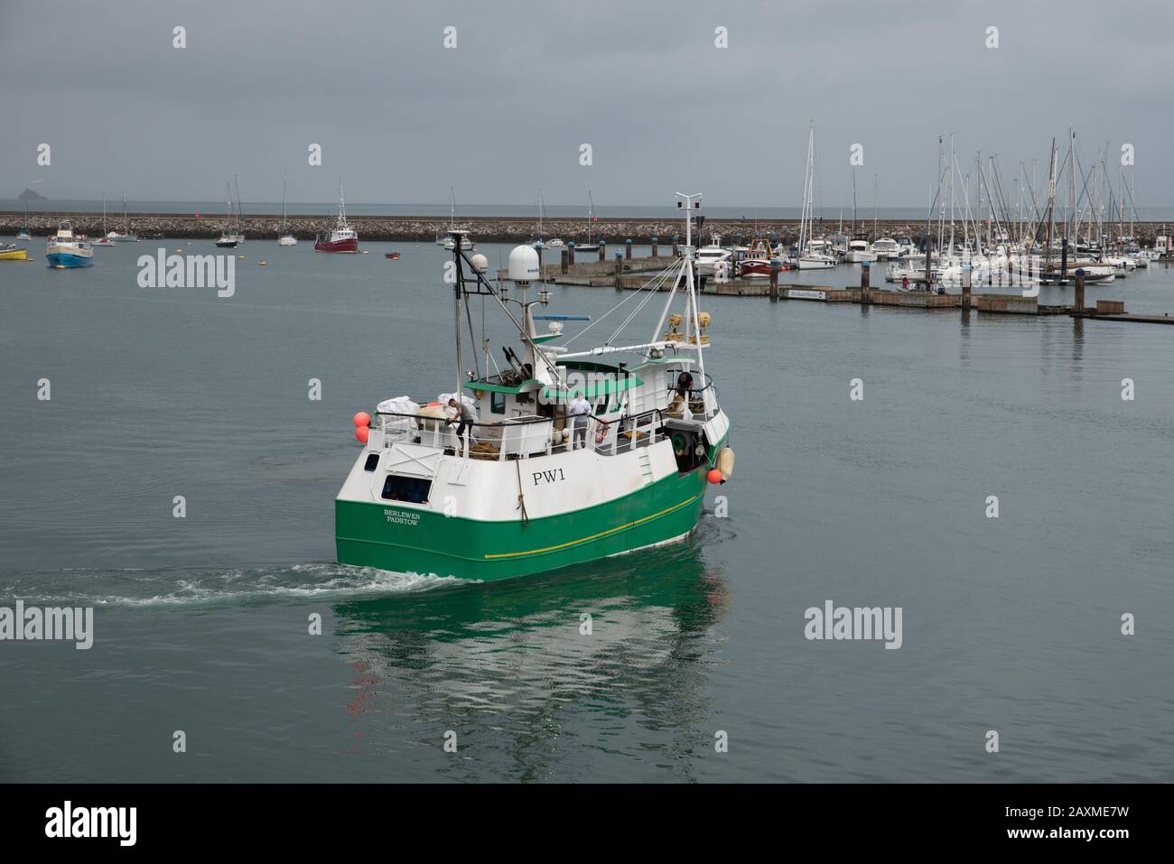 Ein Fischerboot, das den Hafen von Brixham verlässt, einem der größten Fischereihäfen Großbritanniens. Stockfoto