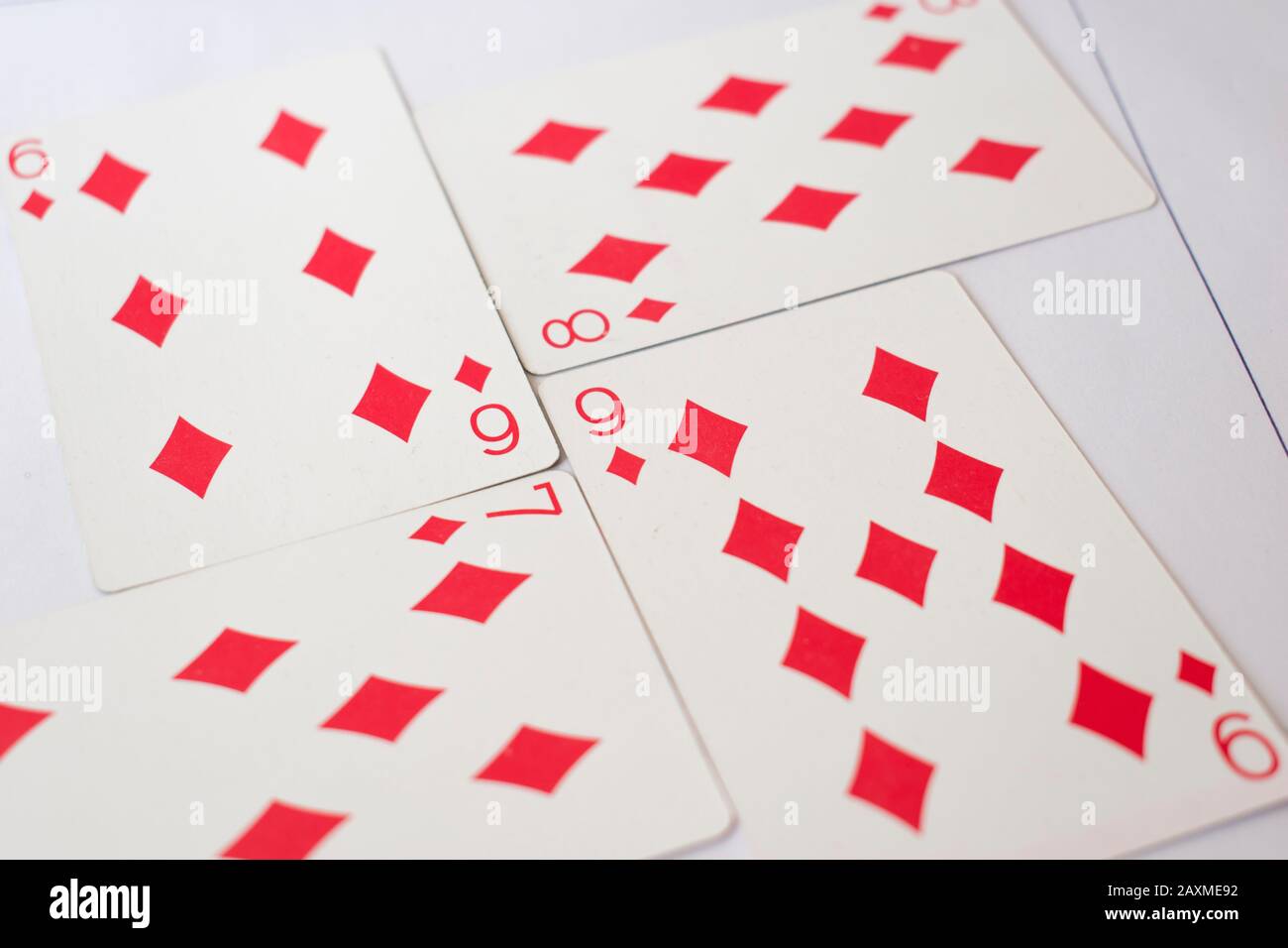 Eine Spielkarte ist ein Stück speziell vorbereiteten Kartenstands, schweres Papier, dünner Pappe, kunststoffbeschichtetes Papier, Baumwoll-Papier-Mischung oder dünnes Kunststoff-Da Stockfoto