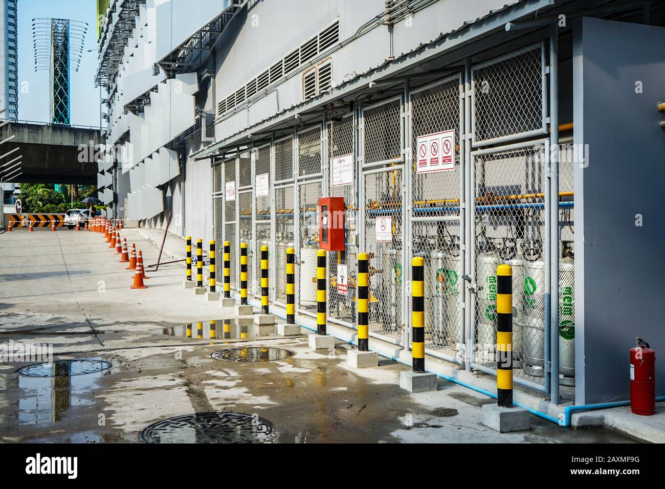 Bangkok, Thailand - 16. März 2017, Gasspeicher im Backside Saftbereich des SHOWDC-Gebäudes am Nachmittag. Es ist das touristische Zielkonzept Stockfoto