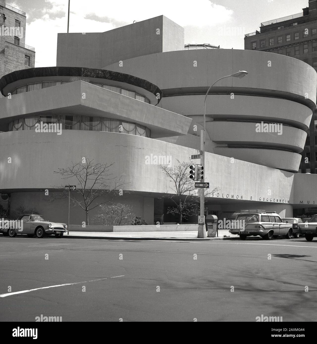 1960, historische Außenansicht des Solomon R. Guggenheim Museums, gelegen an der Fifth Avenue, Manhattan, New York, NYC, USA. Das 1959 erbaute und als "Guggenheim" bezeichnete Gebäude mit Schwerpunkt auf moderner und zeitgenössischer Kunst war ein von Frank Lloyd Wright entworfener Meilenstein der Architektur des 20. Jahrhunderts. Stockfoto