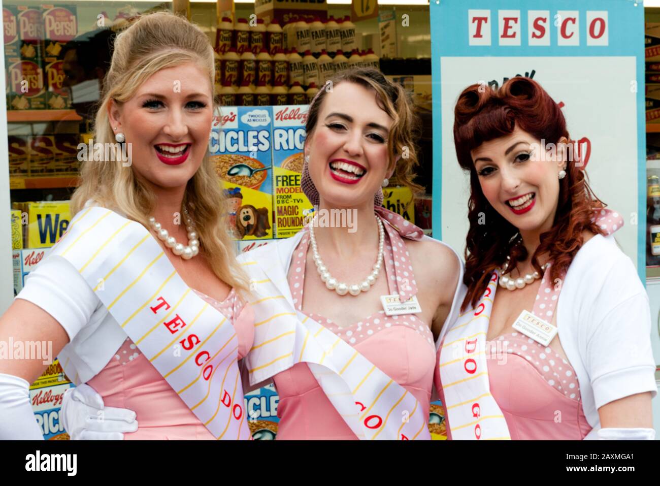 Drei "Tesco Girls" beim Goodwood Revival Meeting 2013. Stockfoto