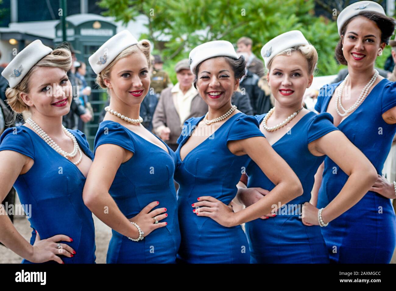 Fünf Meet & Greet Mädchen bei Goodwood Revival Meeting 2013. Stockfoto