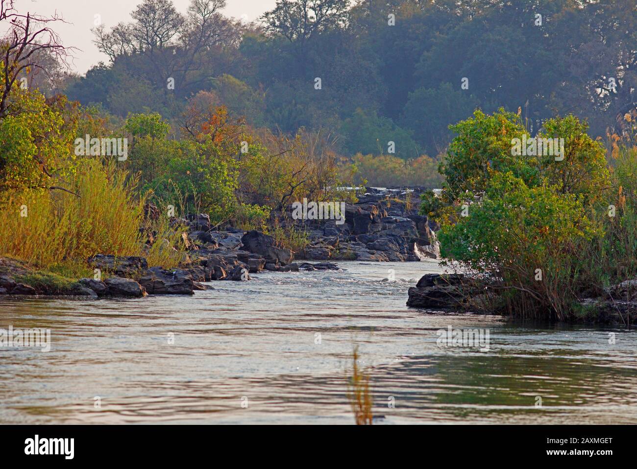 Popa Wasserfälle und Stromschnellen mit Klippen am Okavango während einer Bootstour, Kavango, Popa Falls, in Namibia Stockfoto