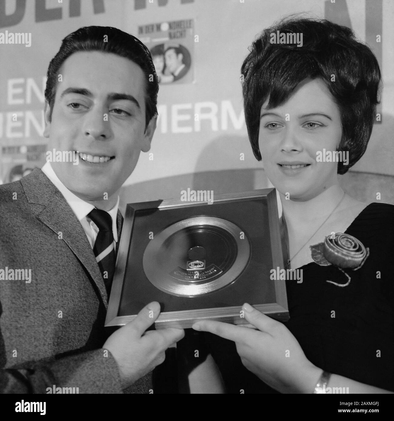 Goldene Schallplatte für Gert Timmerman und Hermien, In der Mundhohlnacht 3. Februar 1966 Stockfoto