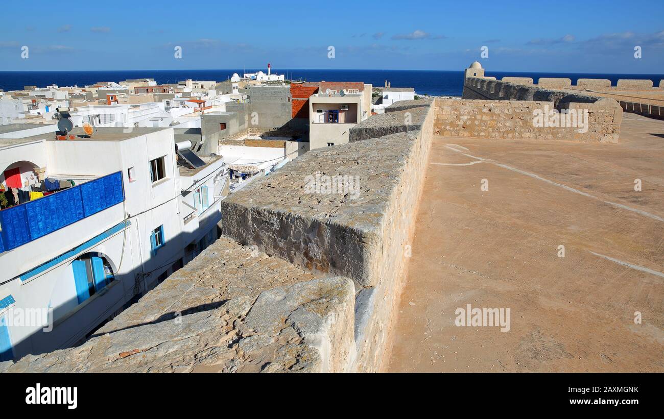 Die weiß getünchten Gebäude der Stadt Mahdia, von der Spitze der ottonischen Festung Borj el Kebir aus gesehen, mit dem Meer im Hintergrund, Mahdia, Tunis Stockfoto