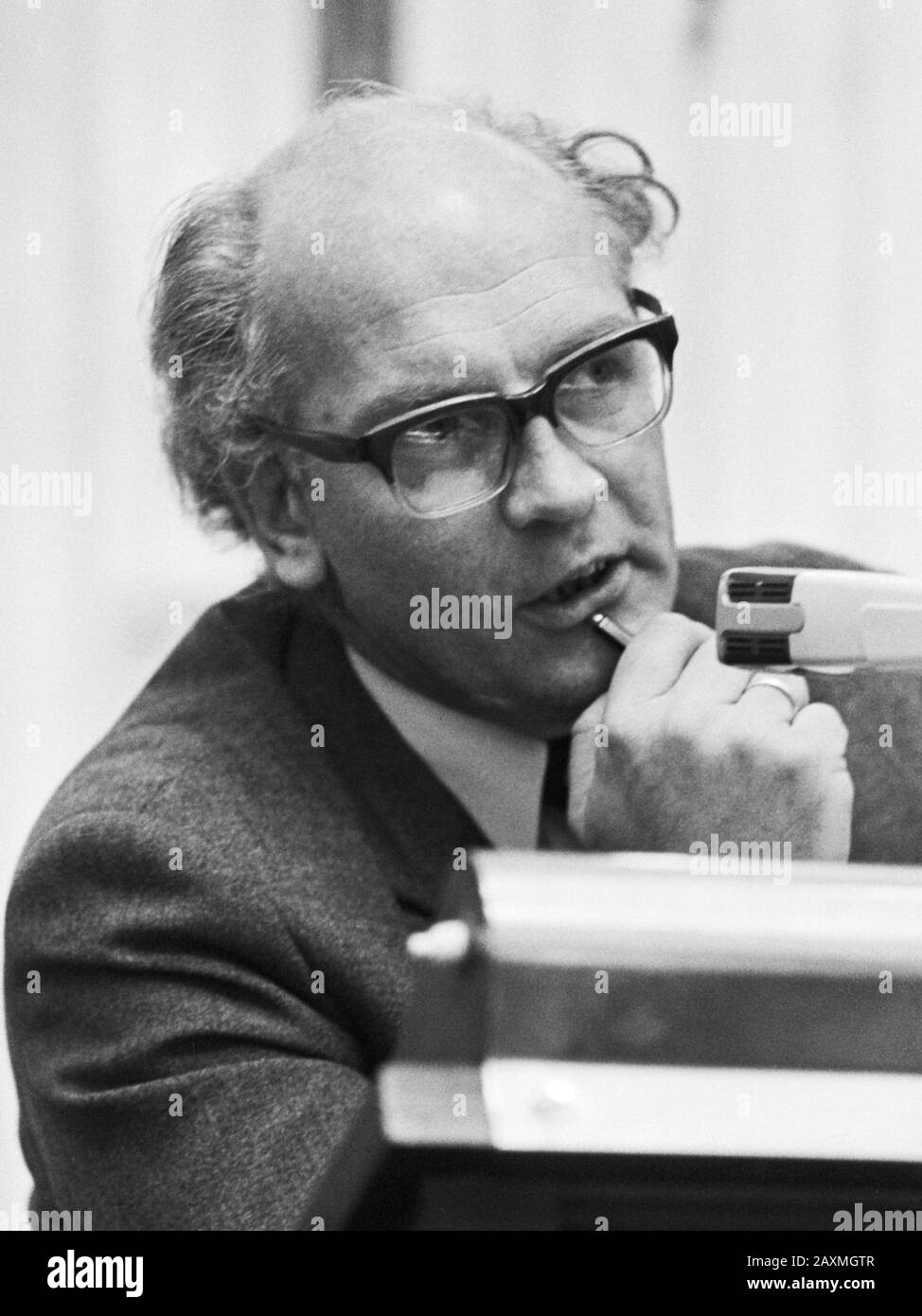 Unterhausdebatte über Dampips und Bestechungsgelder; Govert Nooteboom (D66), um am 26. Februar 1976 zu sprechen Stockfoto