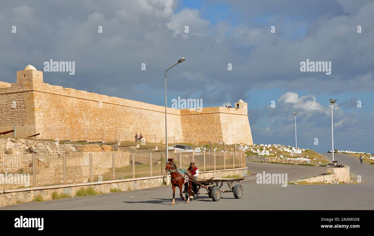Mahdia, TUNESIEN - 28. DEZEMBER 2019: Eine Kutsche, die von einem Pferd vor der ottonischen Festung Borj el Kebir gezogen wurde Stockfoto