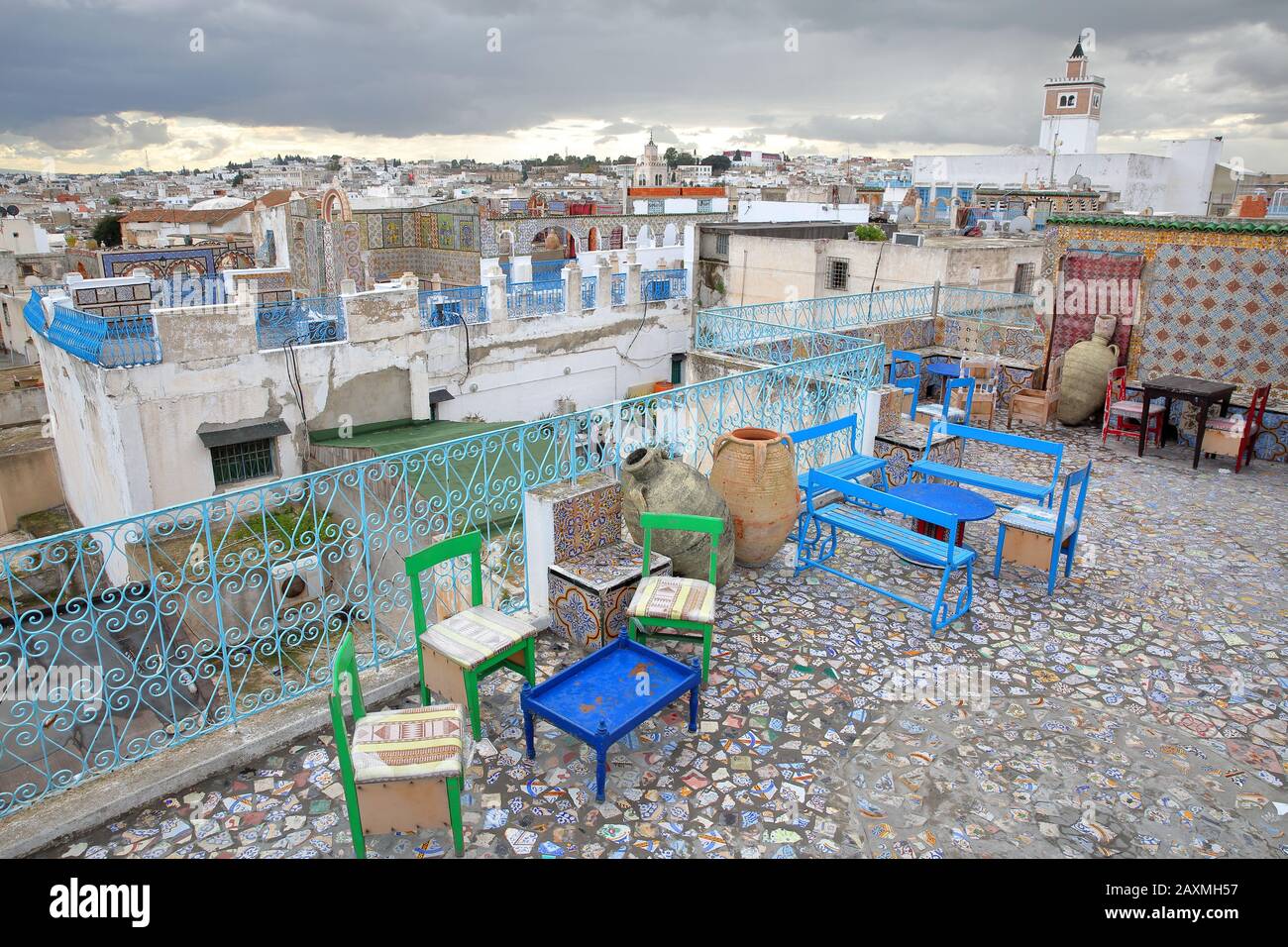 Tunis, TUNISIA - 29. DEZEMBER 2019: Bunte geflieste Terrassen mit Blick auf die Medina und Panoramablick Stockfoto