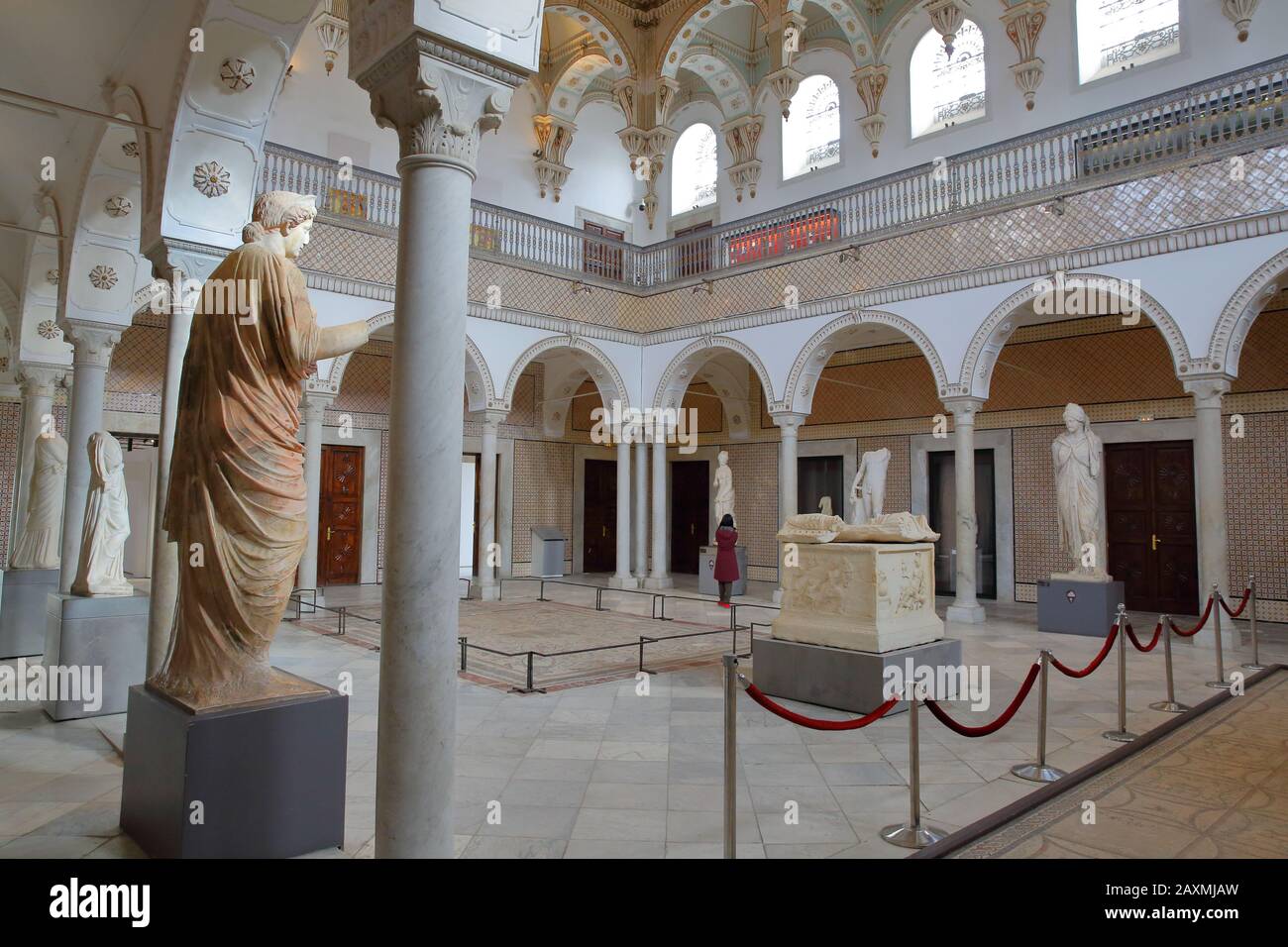 Tunis, TUNISIA - 08. DEZEMBER 2019: Der Carthage-Raum im Inneren des Bardo Museums mit römischen Skulpturen, Arkaden, Säulen und Mosaiken Stockfoto
